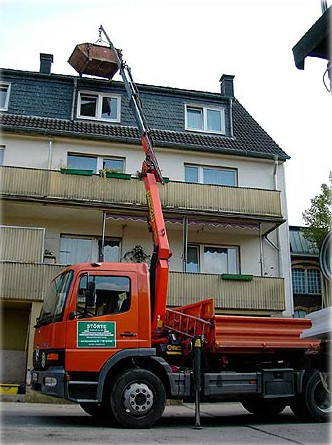 Foto eines Mehrfamilienhauses mit Baukran